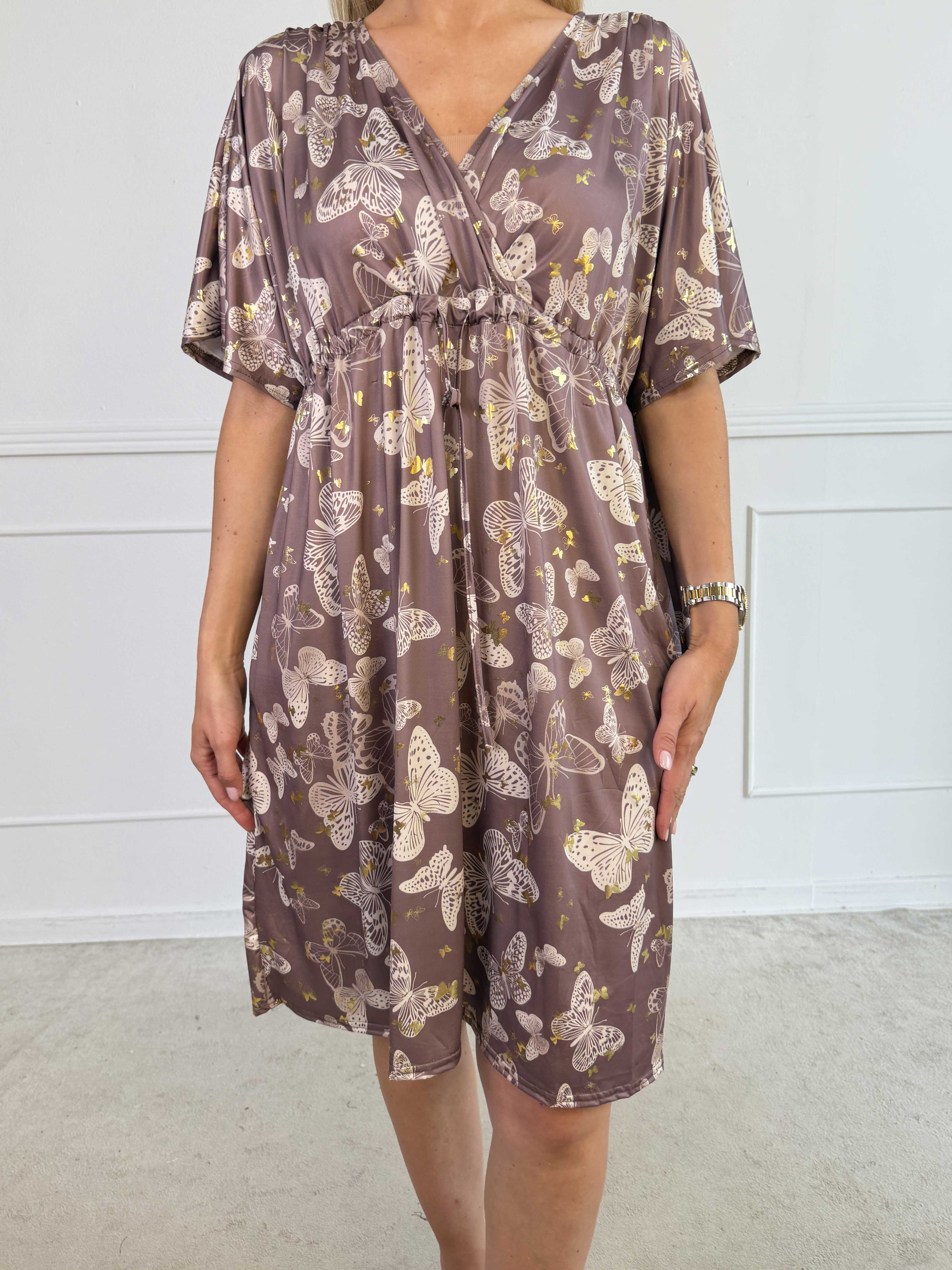 Nicolina Butterfly Short - Plus size kjole med sommerfugleprint og snøre under brystet